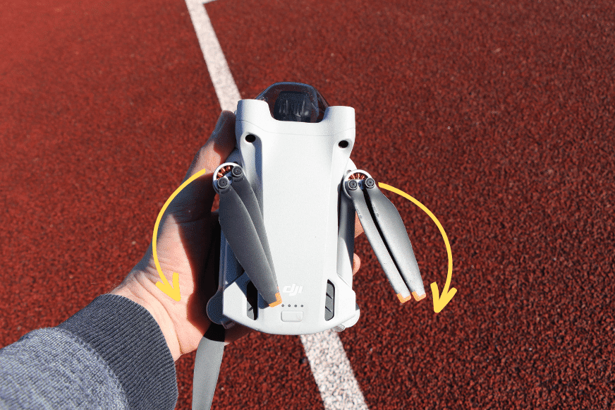 Der hintere Rotorarm der DJI Mini 3 Pro wird seitlich nach hinten herausgeklappt.